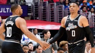 开云体育app下载-34岁韦少被迫转型！指点曼恩展现老将价值